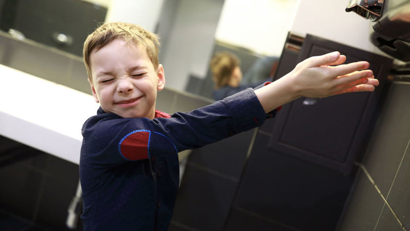Warme luchtblowers versus papier handdoekjes