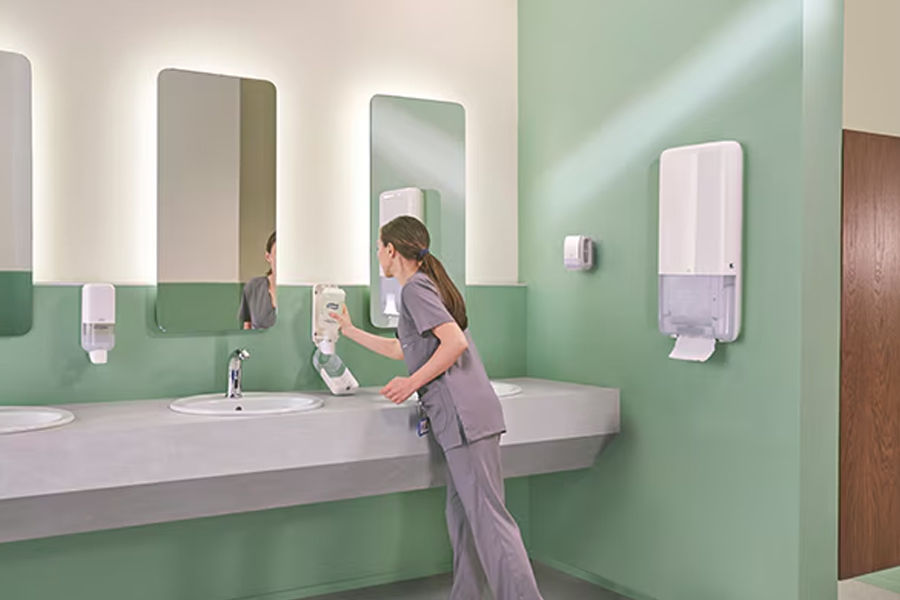 Washroom en sanitaire ruimte in een zorglocatie