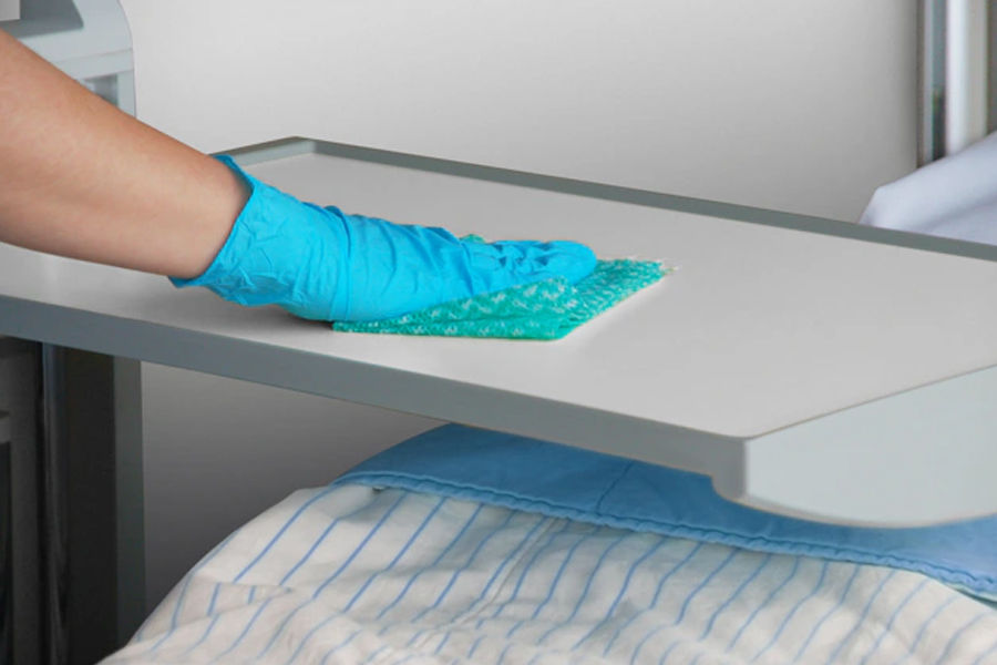 Dagelijkse reiniging van een patiëntenkamer in de zorg